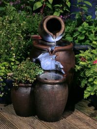 Fuente de Agua Vasijas Oscuras  de Miel con Luces y Maceta - 50 cm de Ambienté™